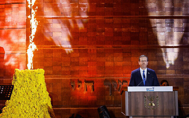 تصویر: ایتسخاک هرتزوگ رئیس جمهوری اسرائیل حین گفتگو در مراسم اصلی یادبود هولوکاست در موزهٔ یاد واشم هولوکاست اورشلیم، ۱۷ آوریل ۲۰۲۳. (Erik Marmor/Flash90)