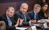 تصویر: بنیامین نتانیاهو نخست وزیر بهمراه یاریف لیوین وزیر. دادگستری، چپ، در جلسهٔ کابینه در دفتر نخست وزیر، اورشلیم، ۳۰ آوریل ۲۰۲۳. (Emil Salman/POOL)