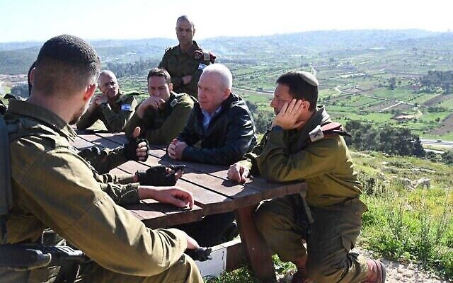 تصویر: یوآو گالانت وزیر دفاع (دومی از راست)، حین گزارشی در کرانهٔ باختری، ۲ آوریل ۲۰۲۳. 
(Ariel Hermoni/ Defense Ministry)