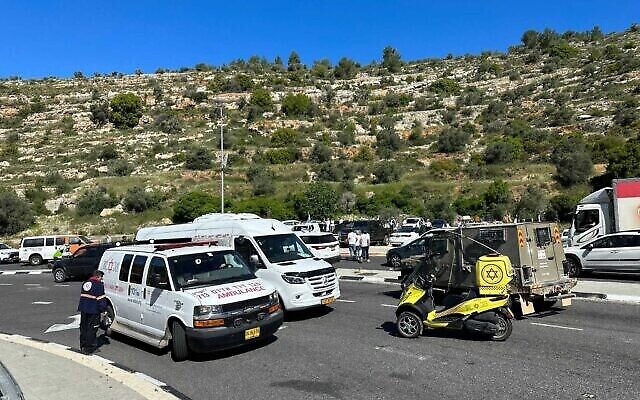 تصویر: درمانگران در صحنهٔ تیراندازی در شمال کرانهٔ باختری، ۲۵ آوریل ۲۰۲۳. (Magen David Adom)