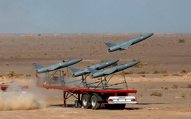 تصویر تزئینی: در عکسی که ارتش ایران از رزمایش پهباد نظامی در ۲۵ اوت ۲۰۲۲ منتشر کرد، یک پهباد بهوا پرتاب می-شود. (Iranian Army via AP)