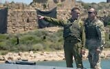 تصویر: ژنرال مایکل اریک کوریلا، رئیس لشکر مرکزی ایالات متحده (CENTCOM) راست، و سپهبد خرزی حالیوی، از یگان نخبهٔ کماندویی شایت ۱۳ بازدید می-کنند. (Israel Defense Forces)