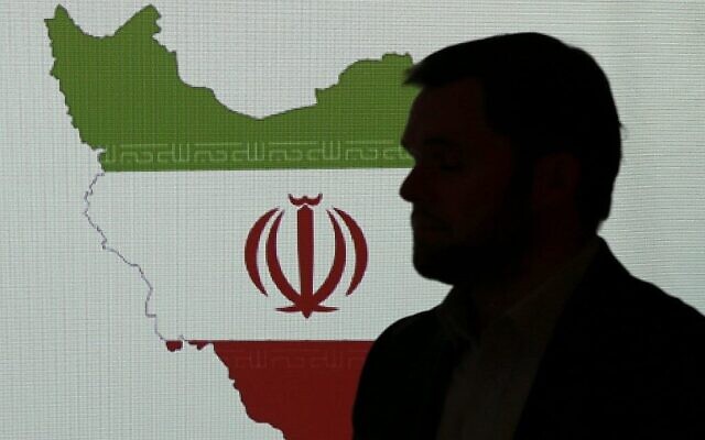 تصویر تزئینی: یک متخصص امنیت سایبری در دوبی، امارات متحد عربی، ۲۰ سپتامبر ۲۰۲۱۷، حین گفتگو با روزنامه-نگاران دربارهٔ شیوه-های هک گروه-های ایرانی در مقابل نقشهٔ ایران ایستاده است. (AP/Kamran Jebreili)