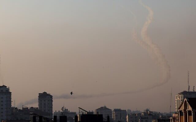 تصویر: رد دودی که در آسمان شهر غزه در پی شلیک راکت از غزه به اسرائیل در ۲ مه ۲۰۲۳ مشاهده می-شود. 
(MOHAMMED ABED / AFP)