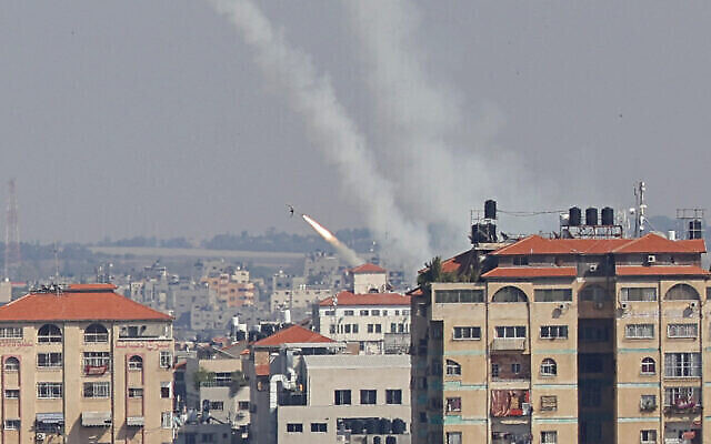 تصویر: بدنبال رگبار راکت در ۱۲ مه ۲۰۲۳ از غزه به سمت اسرائیل، رد دود در ناحیهٔ جنوبی نوار غزه مشاهده می-شود. (Abed Rahim Khatib/Flash90)
