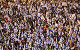 هزاران نفر از مردم اسرائيل روز ۲۷ مه ۲۰۲۳ در اعتراض به برنامهٔ دولت برای اصلاح نظام قضایی راهپیمایی کردند.
(Avshalom Sassoni/Flash90)