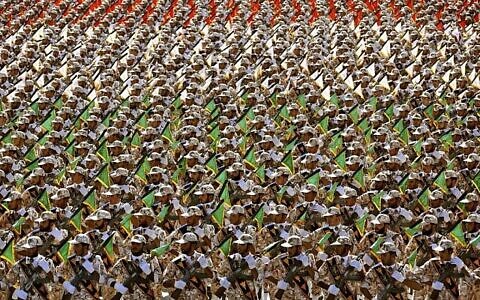 تصویر: اعضای سپاه پاسداران انقلاب اسلامی در رژهٔ سالانهٔ ارتش در مقابل مصلای خمینی، حومهٔ تهران، ۲۲ سپتامبر ۲۰۱۴. (AP/Ebrahim Noroozi/File)