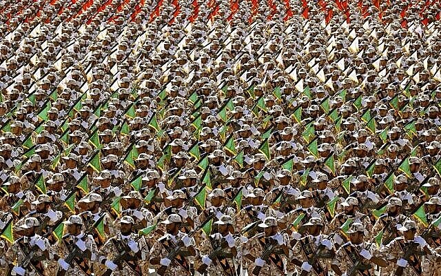تصویر: اعضای سپاه پاسداران انقلاب اسلامی در رژهٔ سالانهٔ ارتش در مقابل مصلای خمینی، حومهٔ تهران، ۲۲ سپتامبر ۲۰۱۴. (AP/Ebrahim Noroozi/File)