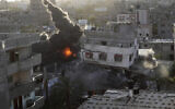 تصویر: دود و آتش ناشی از انفجاری در روز ۱۳ مه ۲۰۲۳ در پی حملهٔ هوایی اسرائیل به ساختمانی در غزه در عکس مشاهده می-شود. صاحب این ساختمان یکی از اعضای جهاد اسلامی فلسطینیان بود. (AP Photo/Ashraf Amra)