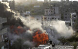 تصویر: در پی انفجار ناشی از حملهٔ هوایی اسرائیل در روز شنبه، ۱۳ مه ۲۰۲۳ به ساختمانی در غزه دود و آتش بهوا خاسته است. این بنا متعلق به یکی از مقامات رسمی جهاد اسلامی بود. (AP Photo/Ashraf Amra)