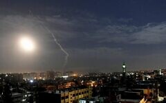 تصویر تزئینی: در این عکس که خبرگزاری رسمی سوریه، سانا، منتشر کرد، موشک-هایی که در تاریخ ۲۱ ژانویهٔ ۲۰۱۹ در دل آسمان از نزدیکی فرودگاه بین المللی دمشق، سوریه پرواز می-کنند، دیده می-شوند.
(SANA via AP)