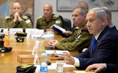 تصویر: در عکسی که به تایمز اسرائیل داده شده، بنیامین نتانیاهو نخست وزیر روز ۹ مه ۲۰۲۳ در جلسهٔ کابینهٔ امنیتی در مقر ارتش در تل آویو مشاهده می-شود. (Avi Ohayan/GPO)