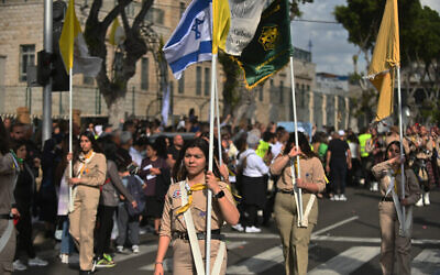 مسیحیان کاتولیک در حیفا در رژهٔ بزرگداشت مریم مقدس با پرچم اسرائیل راهپیمایی کردند