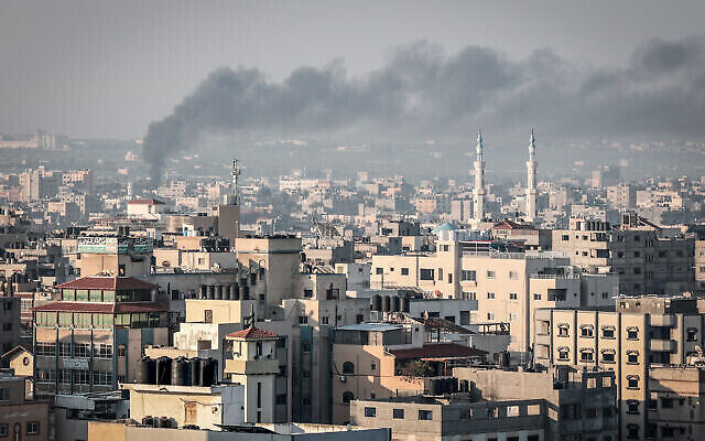 تصویر: ردّ دود راکت-های شلیک شده از غزه به سمت اسرائیل در ۲ مه ۲۰۲۳، در آسمان شهر غزه مشاهده می-شود. (Atia Mohammed/Flash90)
