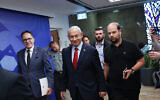 بنیامین نتانیاهو نخست وزیر اسرائیل روز ۱۴ مه ۲۰۲۳ برای حضور در کابینه در مقر نخست وزیری وارد می-شود. 
(Yonatan Sindel/Flash90)