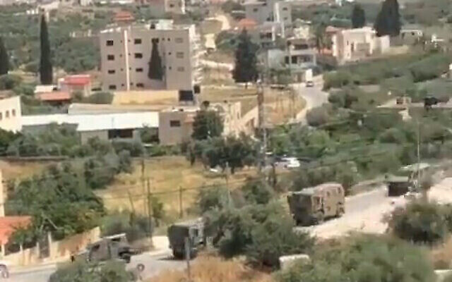 تصویر: کاروان خودروهای نیروهای دفاعی اسرائیل در حومهٔ شهر جنین، کرانهٔ باختری، ۱۶ مه ۲۰۲۳. (Screenshot: Twitter)