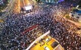 معترضان اصلاح نظام قضایی روز ۲۰ مه ۲۰۲۳ در تل آویو گرد آمده-اند. (Gilad Furst/Courtesy)