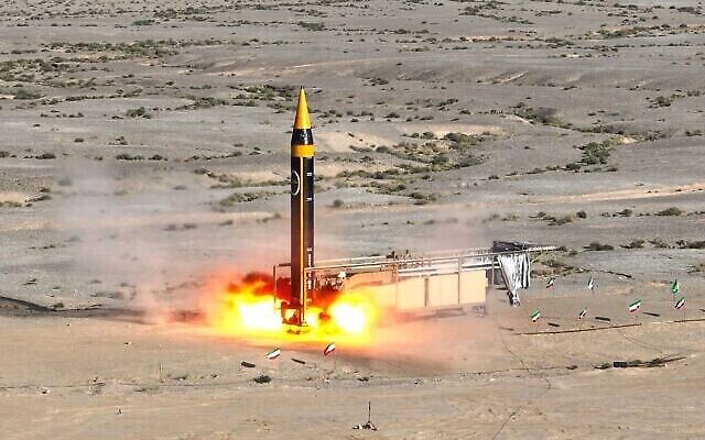 تصویر: تصویری که وزارت دفاع ایران منتشر کرده نسل چهارم موشک بالستیک خرمشهر را در ۲۵ مه ۲۰۲۳، حین پرتاب در محلی نامعلوم در ایران نشان می-دهد. (handout via AFP)