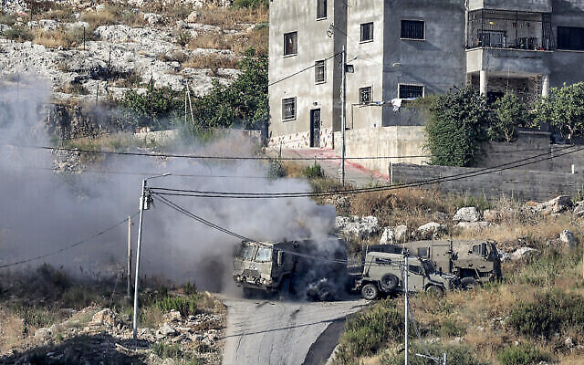 دودی که در یورش ارتش اسرائیل به جنین، کرانه باختری، ۱۹ ژوئن ۲۰۲۳، در پی انفجار نارنجکی که فلسطینیان سر راه خودرو زرهی اسرائیل کاشته بودند بهوا برخاست مشاهده می-شود. (Jaafar ASHTIYEH / AFP)