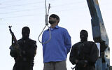 تصویر تزئینی: در عکسی از ۱۶ آوریل ۲۰۱۱ که خبرگزاری نیم-رسمی فارس منتشر کرد، مردی با چشم-بند ایستاده است تا در ملاء عام بدار کشیده شود.(AP Photo/Mohammad Hadi Khosravi)