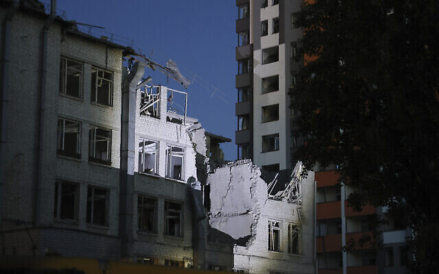 در تصویر، ساختمانی در کییف مشاهده می-شود که هنگام شبیخون هوایی روسیه در ۱ ژوئن ۲۰۲۳، با اصابت پهبادی که سپس به ضرب گلوله سرنگون شد، تخریب شد. (AP Photo/Alex Babenko)