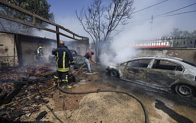 تصویر: مأموران آتش-نشانی فلسطینی در تلاش به خاموش کردن آتشی که شهرک-نشینان  در ۲۱ ژوئن ۲۰۲۳ در شهر تورموس ایّا در کرانه باختری ایجاد کردند. (AP Photo/Majdi Mohammed)