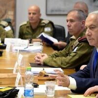 تصویر: در عکس بدست-رسیده، بنیامین نتانیاهو نخست وزیر اسرائیل در جلسهٔ کابینهٔ امنیتی در مقر ارتش، روز ۹ مه ۲۰۲۳، تل آویو حضور دارد.  (Avi Ohayan/GPO)