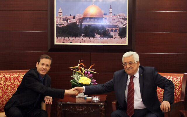 تصویر: عکس آرشیو: ایستخاک هرتزوگ رهبر وقت حزب کار و رئیس جمهوری کنونی اسرائیل در ملاقات با محمود عباس رئیس تشکیلات خودگردان فلسطینیان در شهر رام الله، کرانهٔ باختری، ۱ دسامبر ۲۰۱۳. (Issam Rimawi/FLASH90)