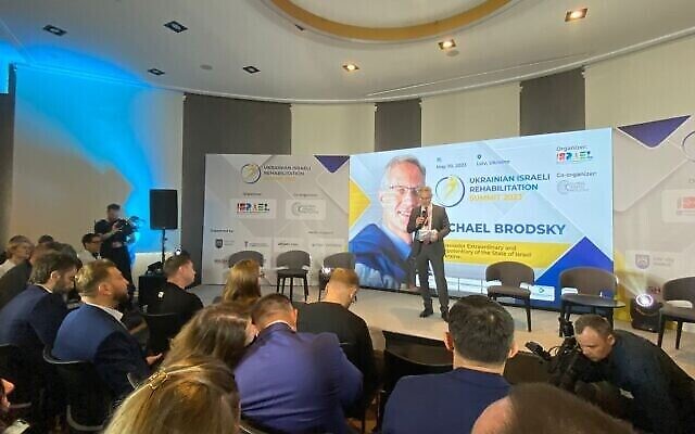 تصویر: مایکل برودسکی سفیر اسرائیل در اوکراین حین سخنرانی در نشست نو-توانی در کییف، ۳۰ مه ۲۰۲۳. (Israel Embassy Ukraine)