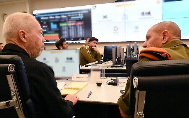 یوآو گالانت وزیر دفاع اسرائیل، سمت چپ، نشسته کنار سرلشکر رافی میلو فرمانده لشکر جبههٔ داخلی در مقر لشکر، رامله، ۵ ژوئن ۲۰۲۳. (Ariel Hermoni/Defense Ministry)