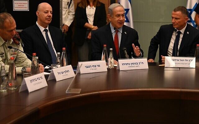 تصویر: بنیامین نتانیاهو نخست وزیر (وسط)، حین سخن در جلسهٔ کمیتهٔ امور خارجی و دفاعی کنست، ۱۳ ژوئن ۲۰۲۳. (Haim Tzach/GPO)