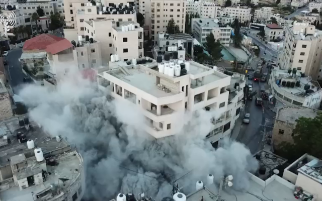 تصویر: ارتش اسرائیل در ۸ ژوئن ۲۰۲۳ در رام الله، خانهٔ اسلام فروخی، متهم به بمبگذاری مرگبار دوقلو در اورشلیم را خراب می-کند. (Israel Defense Forces)