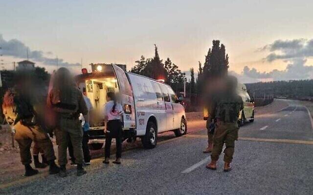 تصویر: کادر درمانی حین رسیدگی به سرباز نیروهای دفاعی که در خودروکوبی تروریستی در شمال کرانهٔ باختری، ۱۹ ژوئن ۲۰۲۳ زخمی شد. (Magen David Adom)