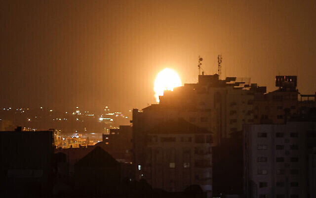 تصویر: بدنبال حملهٔ هوایی اسرائیل در شهر غزه، دود و شعله-های آتش بر فراز ساختمان-ها مشاهده می-شود.
(MOHAMMED ABED / AFP)