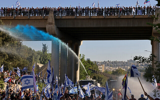 تصویر اصلی از اعتراضات ضد-اصلاحات در اورشلیم و تل آویو در ۲۴ ژوئیهٔ ۲۰۲۳. 
AFP / Jack Guez, Menahem Kahana and Hazem Bader; Knesset photo: Yonatan Sindel / Flash90