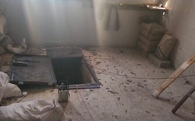 تصویر: ورودی انبار زیرزمینی تسلیحات و مواد منفجره در مسجدی در اردوگاه پناهندگی جنین، کرانهٔ باختری، ۳ ژوئیهٔ ۲۰۲۳. (Israel Defense Forces)