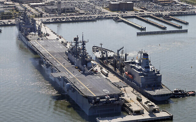 تصویر:‌ ناور جنگی آبی-خاکی USS Bataan (LHD-5) پهلو گرفته در سمت عرشه، کنار کشتی-های کمکی، ایستگاه نیروی دریایی نورفولک، نورفولک، ویرجینیا، ۲۷ آوریل ۲۰۱۶. (AP/Steve Helber)
