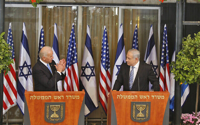 تصویر: جو بایدن، معاون وقت ریاست جمهوری ایالات متحده، چپ، و بنیامین نتانیاهو نخست وزیر اسرائیل در کنفرانس مشترک مطبوعاتی در اقامتگاه ریاست جمهوری، اورشلیم، ۹ مارس ۲۰۱۰. (AP/Ariel Schalit)