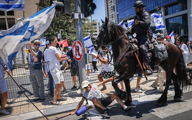 تصویر: اسبی در تظاهرات علیه اصلاح نظام قضایی در ۱۱ ژوئیهٔ ۲۰۲۲ در تل آویو از روی مردی رد می-شود.
(Chaim Goldberg/Flash90)