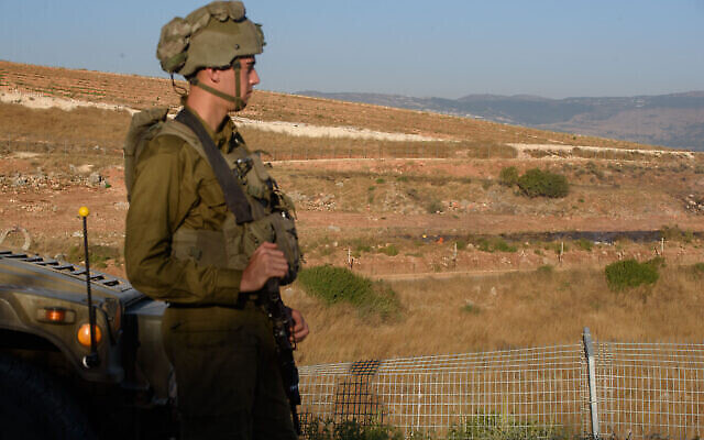 تصویر: سربازان نیروهای اسرائيل حین نگهبانی از مرز شمالی با لبنان در هنگام تظاهراتی که به مناسب هفدهمین سالگرد جنگ دوم لبنان در ۱۲ ژوئیهٔ ۲۰۲۳ در سمت لبنان برپا شد. (Ayal Margolin/Flash90)