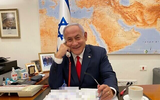 تصویر: بنیامین نتانیاهو نخست وزیر حین گفتگوی تلفنی با جو بایدن ریاست جمهوری ایالات متحده در ۱۷ فوریهٔ ۲۰۲۱. (Prime Minister's Office)