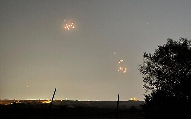 به دنبال شلیک پنج راکت از نوار غزه که سامانهٔ دفاع هوایی گنبد آهنین سرنگون کرد، ترکش بر فراز جنوب اسرائیل، نزدیک شهر سدروت، باریدن گرفت. (Courtesy)