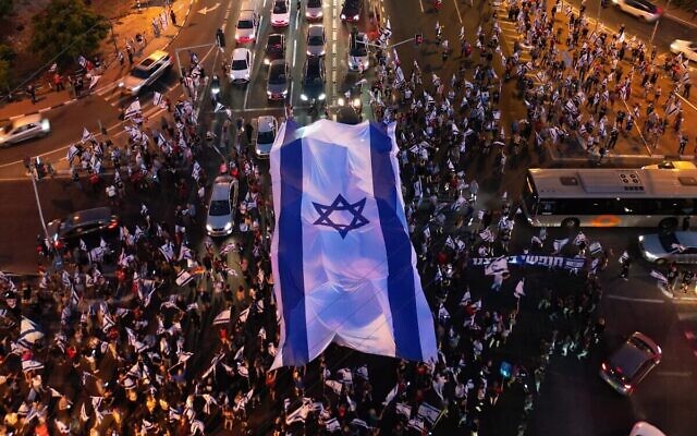 مردم اسرائیل در تظاهرات علیه طرح دولت بنیامین نتانیاهو نخست وزیر در اصلاح نظام قضایی بزرگراه ایالون را مسدود کردند، تل آویو، پنجشنبه، ۲۰ ژوئن ۲۰۲۳. (AP/Ariel Schalit)