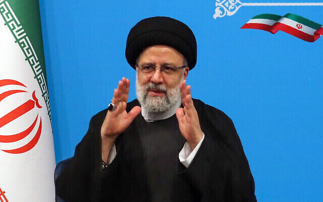 تصویر: ابراهیم رئیسی رئیس جمهور ایران در کنفرانس مطبوعاتی ۲۹ اوت ۲۰۲۳ در تهران حین خوشامد به خبرنگاران. (AFP)