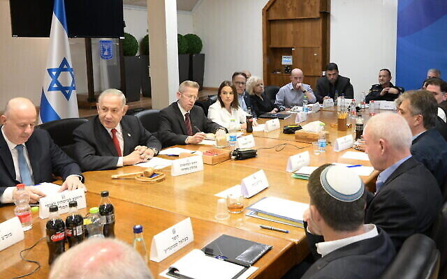 تصویر: کابینهٔ امنیتی اسرائیل پس از راکت-باران از لبنان در ۶ آوریل ۲۰۲۳. یوآو گالانت وزیر دفاع روبروی بنیامین نتانیاهو نخست وزیر نشسته است. (Amos Ben-Gershom/GPO)