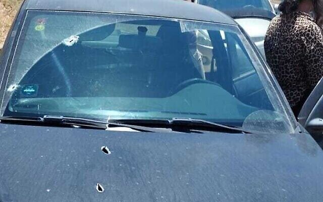 اتوموبیلی که در تیراندازی تهاجمی ۲ اوت ۲۰۲۳، نزدیک شهرک مهاجرنشین حمرا در کرانهٔ باختری آسیب دید. (Courtesy)