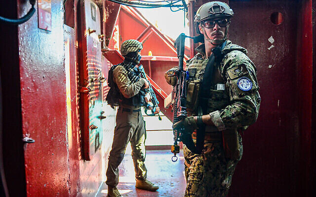 تصویر: ملوان آمریکایی ناوگان پنجم ایالات متحده (پیش-‌زمینه) و ملوان نیروی دریایی اسرائیل (پس-زمینه)، در تمرینات مشترک در ساحل حیفا، ۷ اوت ۲۰۲۳، مقابل دوربین ایستادند. (Israel Defense Forces)