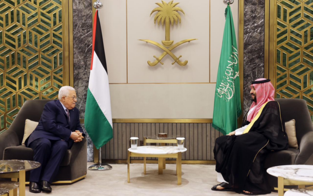 تصویر: محمود عباس رئیس تشکیلات خودگردان فلسطینیان، چپ، در ملاقات با محمد بن سلمان ولیعهد عربستان سعودی در شهر بندری جده، ۱۹ آوریل ۲۰۲۳.  (Wafa)