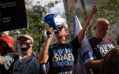 تصویر: راهپیمایی معترضان علیه بنیامین نتانیاهو نخست وزیر به پیشگامی اسرائیلی-ها مقابل مقر سازمان ملل در شهر نیویورک، ۲۲ سپتامبر ۲۰۲۳. (Luke Tress/Times of Israel)