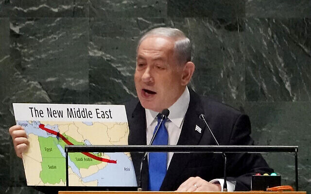 بنیامین نتانیاهو نخست وزیر حین سخنرانی در هفتادوهشتمین نشست مجمع عمومی سازمان ملل با ماژیک قرمز روی نقشه «خاورمیانهٔ جدید» را مشخص کرد؛ جمعه ۲۲ سپتامبر ۲۰۲۳. (Bryan R. Smith / AFP)